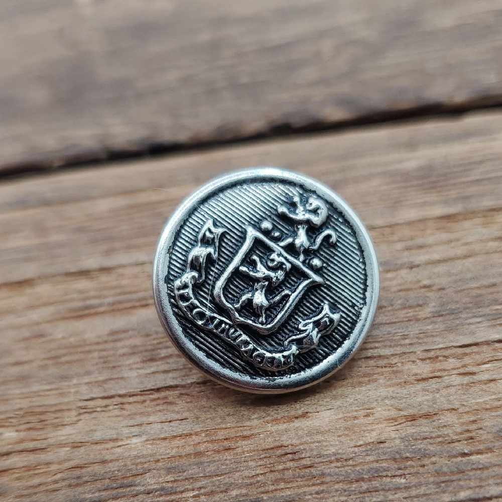 Vintage Silver Tone Crest Lapel Button- Men's Accessory P411